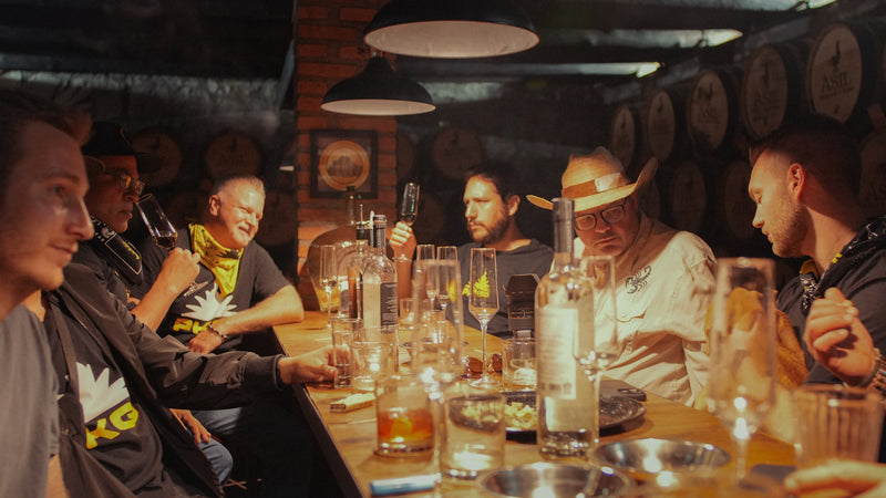 GROUO OF PEOPLE TASTING RAICILLA  IN A PKGD TOUR